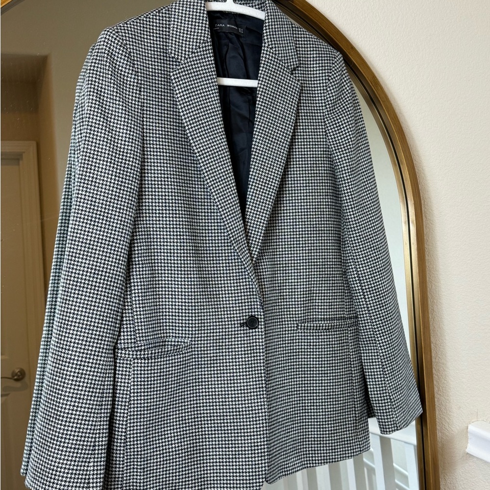 Banana Republic Black and White Blazer with Notched Lapel and Modern Fit